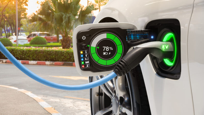 Participação de veículos elétricos deve chegar a 50% das vendas globais em 2033