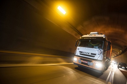 Sistema de iluminação dos caminhões em boas condições ajuda a garantir a visibilidade noturna nas estradas