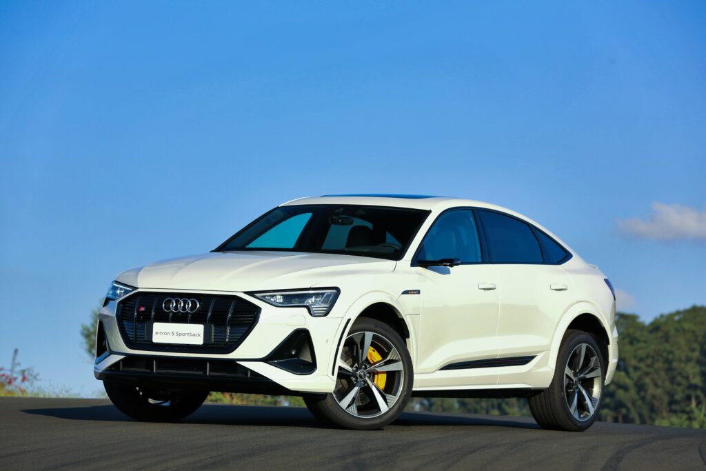 Audi e-tron S Sportback com três motores elétricos começa a ser entregue aos clientes