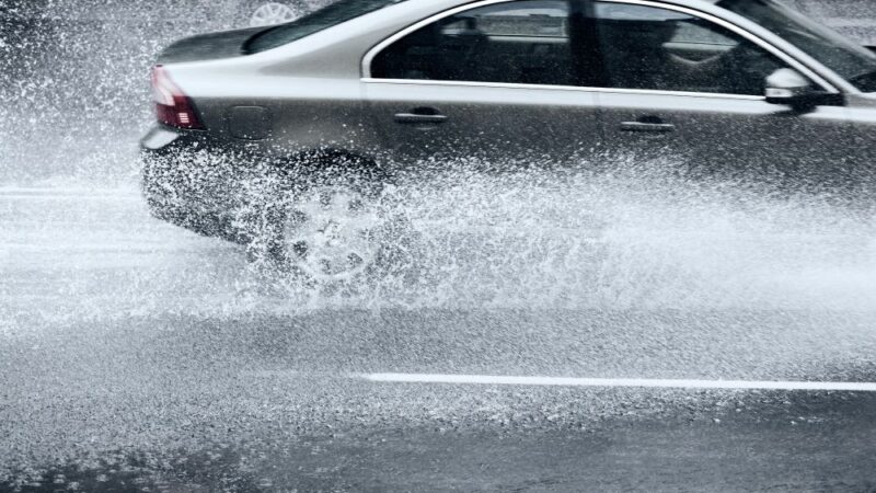 Dicas para proteger a pintura do automóvel do calor e das chuvas de verão