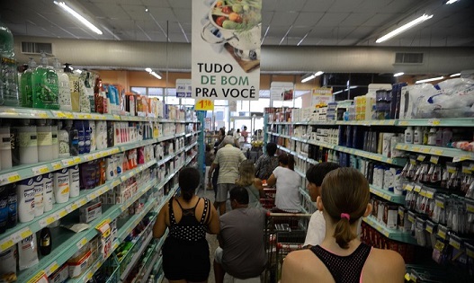 Brasileiros acreditam em inflação de 4,8% nos próximos 12 meses