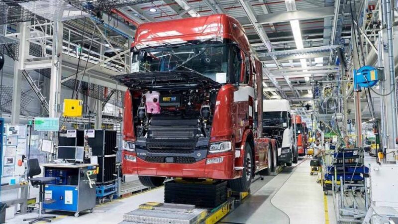 Produção de caminhões supera pela primeira vez as 10 mil unidades em um mês de 2020