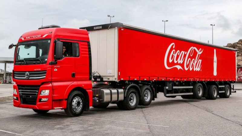 VWCO entrega primeiros caminhões Meteor para distribuidora de bebidas