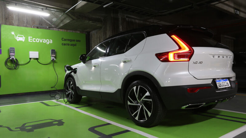 Volvo faz parceria com Enel X e Estapar por eletropostos