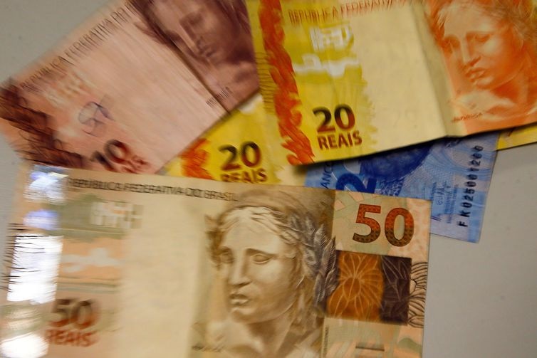 Brasileiros estimam inflação de 5,3% nos próximos 12 meses