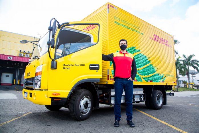 DHL expande serviços logísticos sustentáveis no Brasil com caminhão elétrico