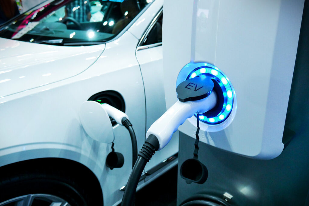Empresa russa apresenta sistema para carregar carro elétrico em tempo recorde