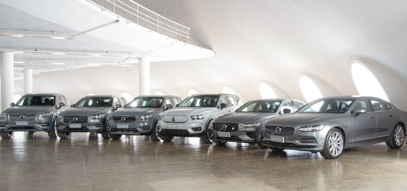 Volvo é a primeira a vender apenas carros eletrificados no País