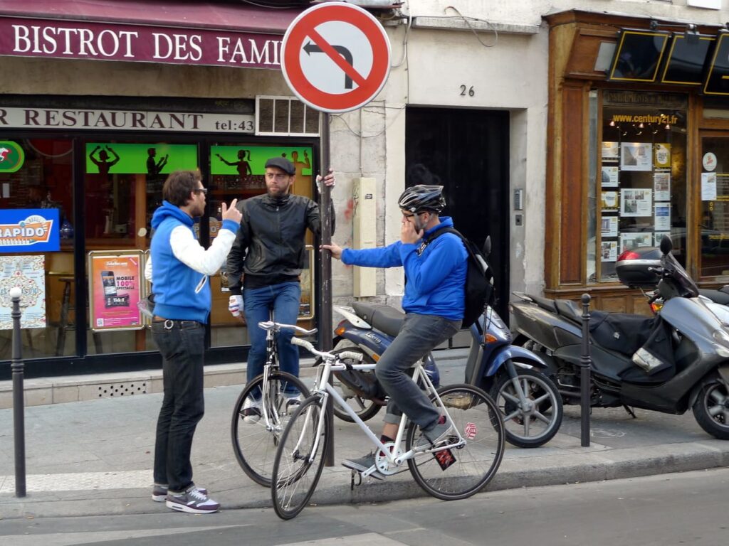 Paris estabelece limite de velocidade de 30 km/h para carros