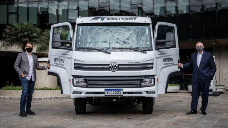VWCO entrega 1º caminhão elétrico de série para Ambev