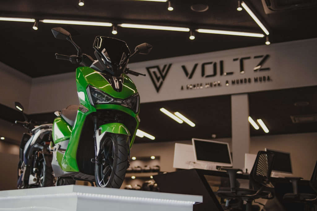 Voltz quer transformar comércios em pontos de recarga para motos elétricas