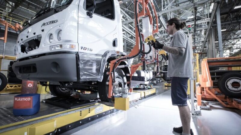 Produção de caminhões registra leve alta de 1,1% em agosto