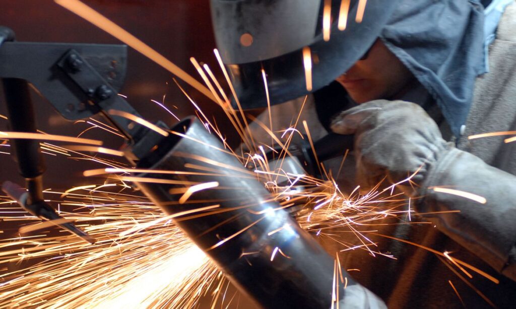 Produção industrial tem alta de 0,3% em março, diz IBGE