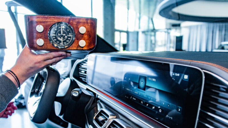 Mercedes-Benz recorda história e evolução dos rádios automotivos