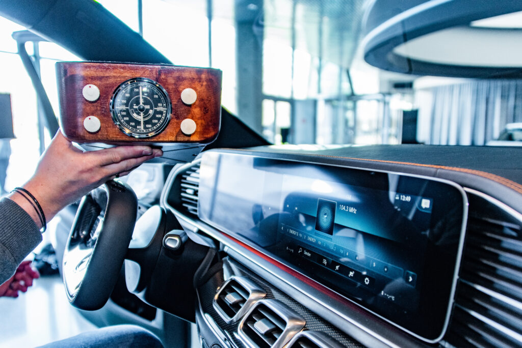 Mercedes-Benz recorda história e evolução dos rádios automotivos