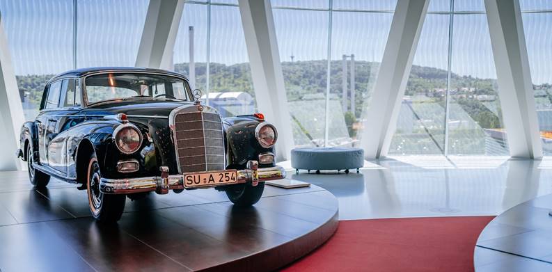 Conheça o Mercedes-Benz 300, veículo do primeiro chanceler da Alemanha
