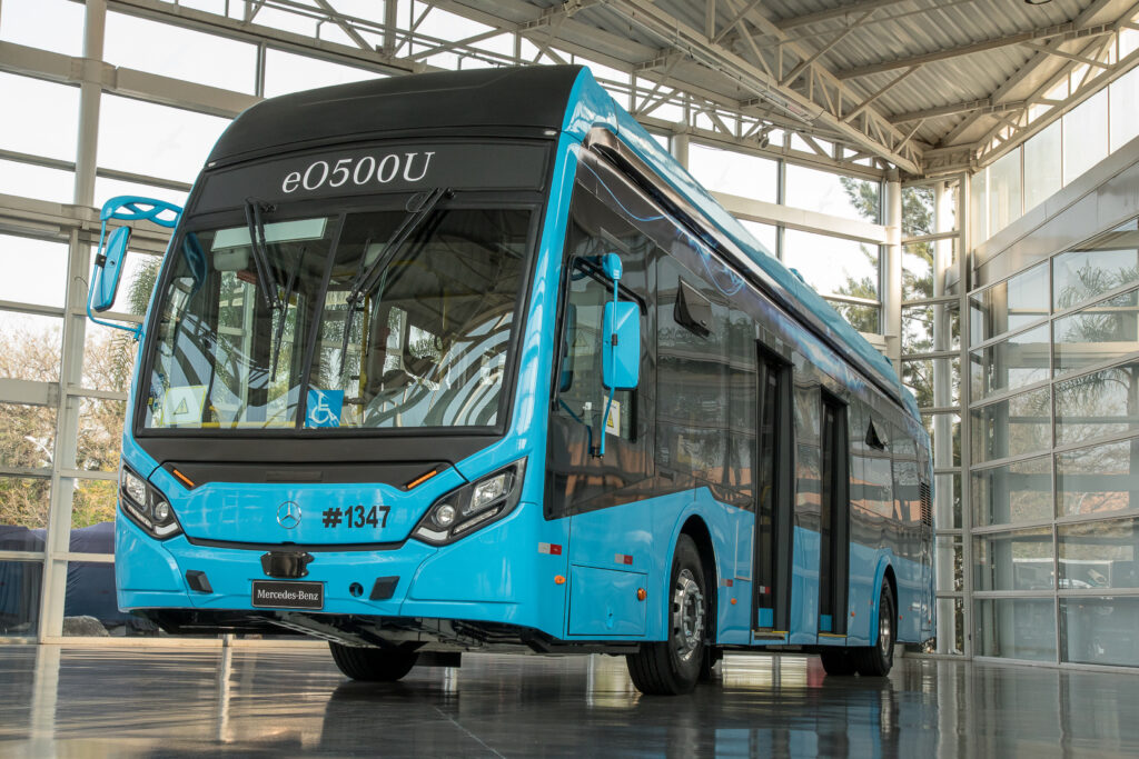 Mercedes vai entregar mil ônibus elétricos para prefeitura de São Paulo