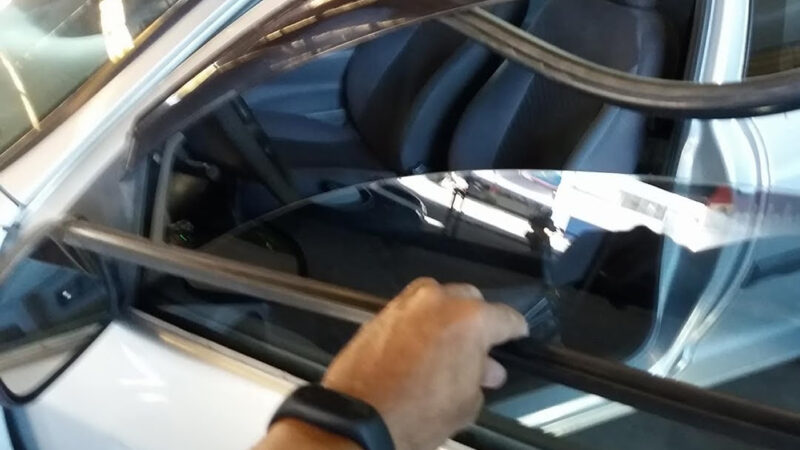 Canaletas e borrachas sem manutenção podem danificar sistema de levantamento dos vidros do veículo