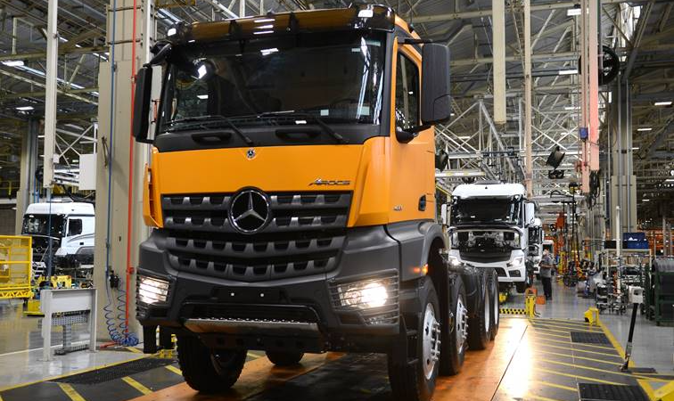 Arocs reafirma a flexibilidade da linha de produção de caminhões da Mercedes-Benz