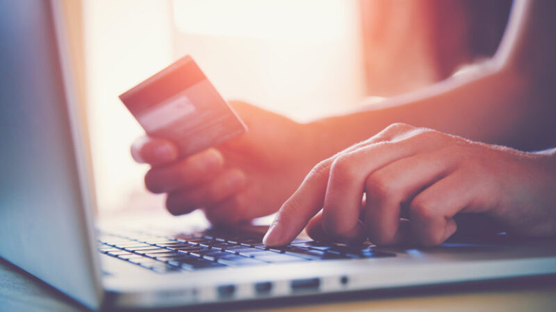 E-commerce atingiu receita de R$ 260 bi em 2021, superando a dos shoppings centers