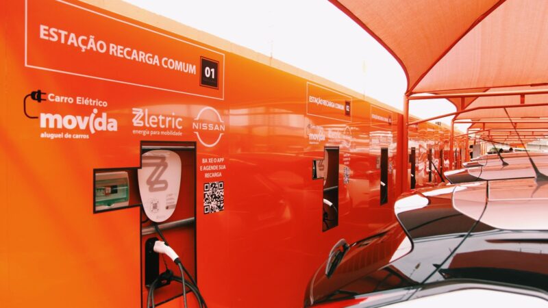 Movida inaugura primeira loja-conceito com carregadores para carros elétricos