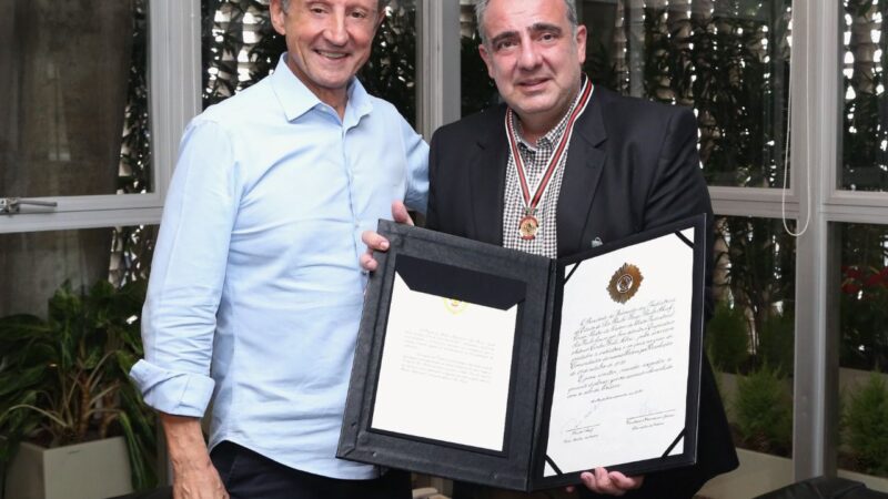 Antonio Fiola, presidente do Sindirepa, recebe Comenda da Ordem Industrial