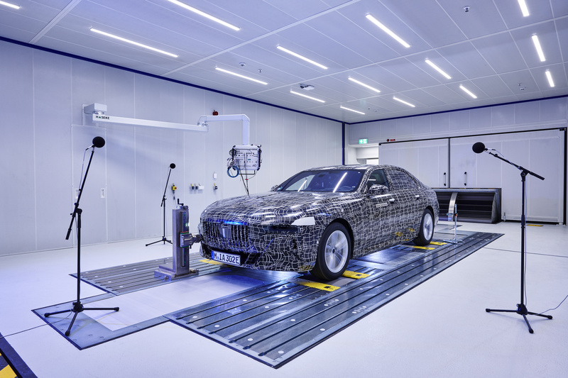 BMW i7 passa por testes de isolamento acústico interno e proteção acústica de pedestres