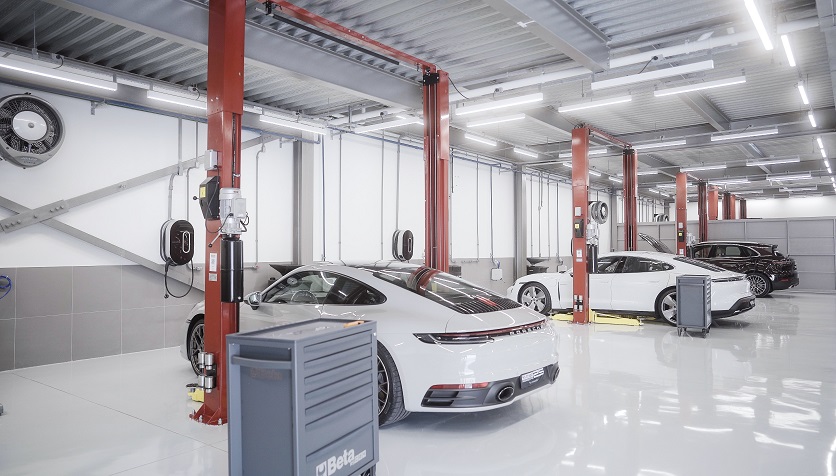 Stuttgart abre oficina capaz de consertar modelos híbridos e elétricos da Porsche
