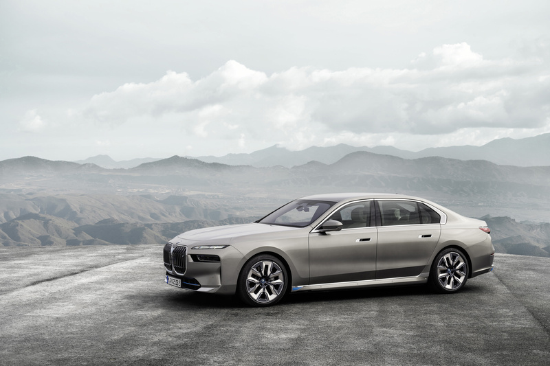 BMW Série 7 ganha versão 100% elétrica e tela retrátil de 31 polegadas