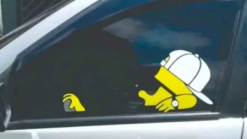 Adesivo dos Simpsons: por que nova moda nos carros é perigosa e ilegal