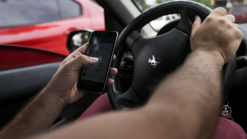 Maio Amarelo: associação alerta para riscos do celular ao volante