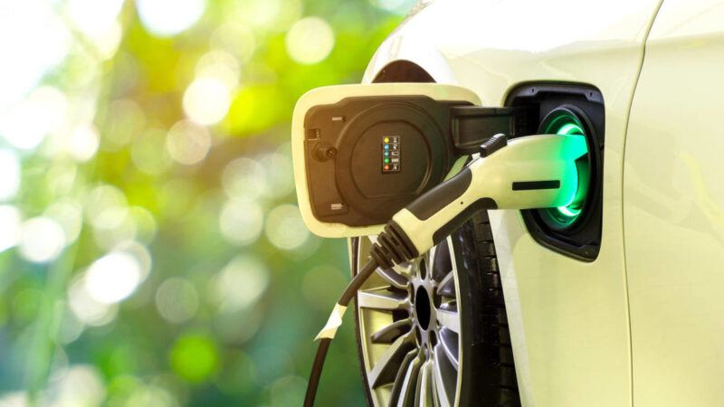 “Vendas de carros elétricos dispararam em 2021”, diz Agência de Energia
