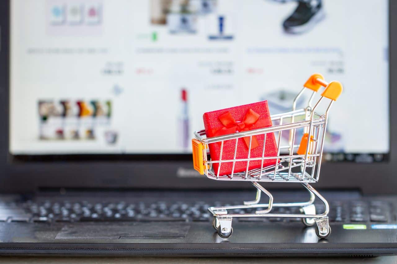 Vendas no e-commerce caem 8,48% em abril ante março