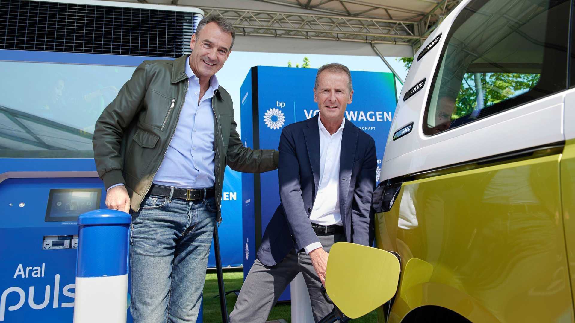 Volkswagen e BP vão instalar 8 mil carregadores para carros elétricos