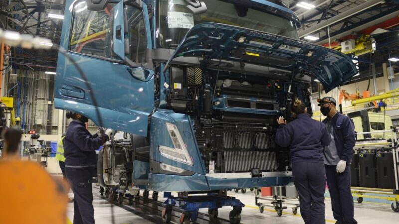 Produção de caminhões reage com crescimento de 38,5% em maio