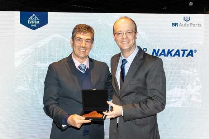 Nakata recebe prêmio do Grupo Comolatti