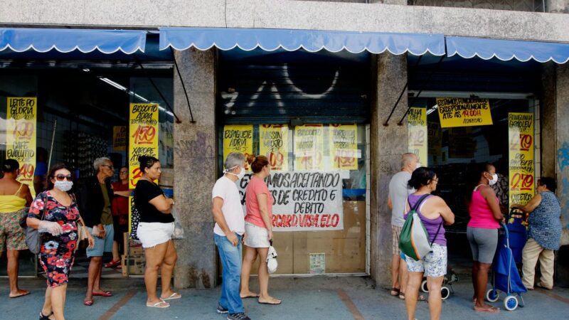 Rendimentos de brasileiros caíram 8,7% no primeiro trimestre de 2022
