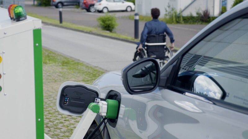 Ford testa robô de recarga de carros elétricos para motoristas idosos e PCDs