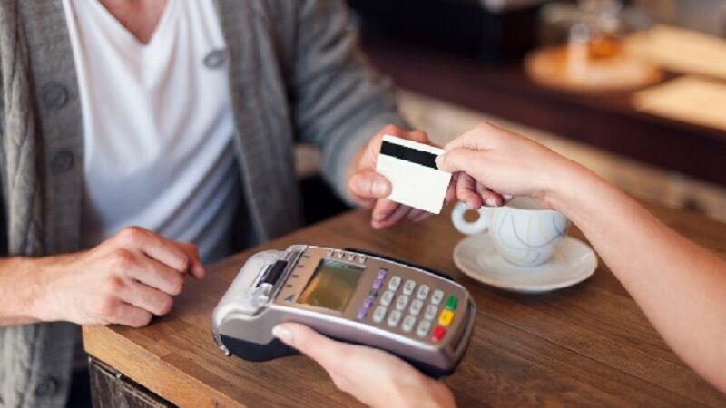 Cartão de crédito sustenta as vendas do comércio e dos serviços