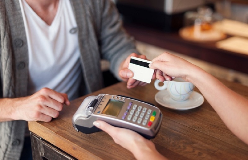 Cartão de crédito sustenta as vendas do comércio e dos serviços