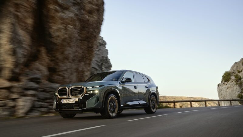 BMW XM incorpora design extravagante e motor V8 híbrido