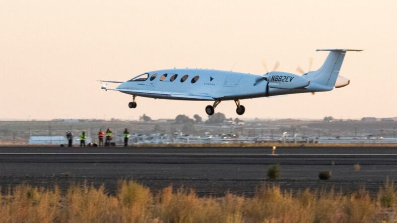 Primeiro avião de passageiros totalmente elétrico faz voo com sucesso