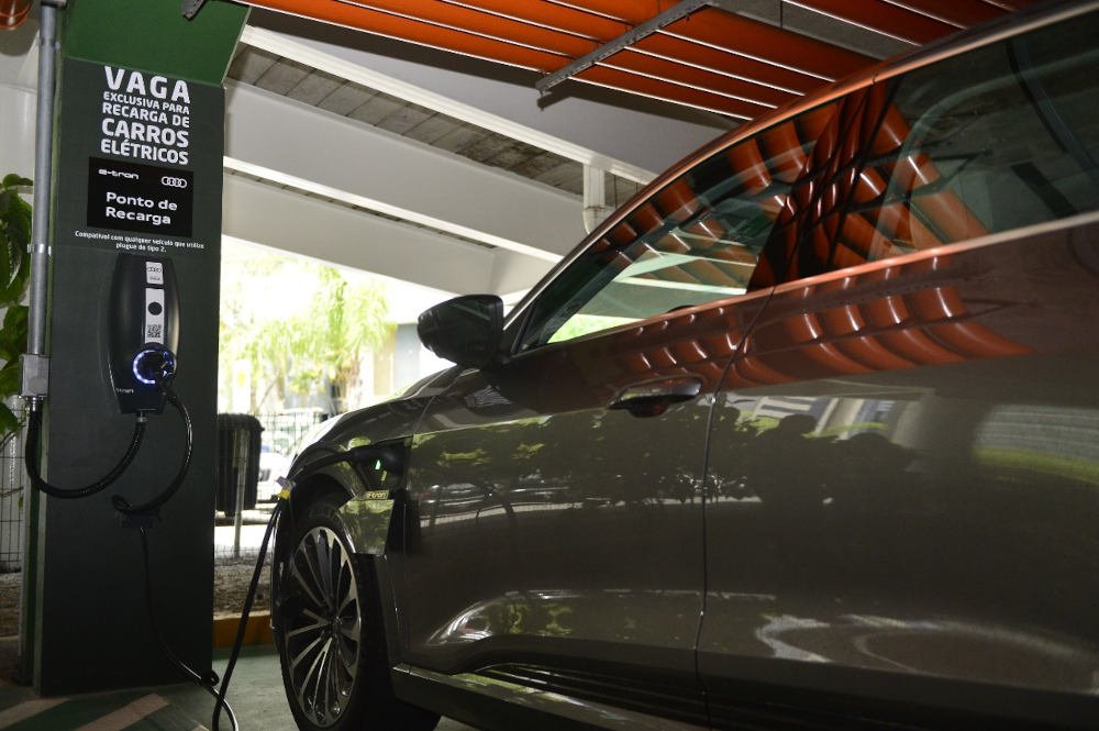 Waze cria recurso para motoristas de carros elétricos encontrarem pontos de recarga