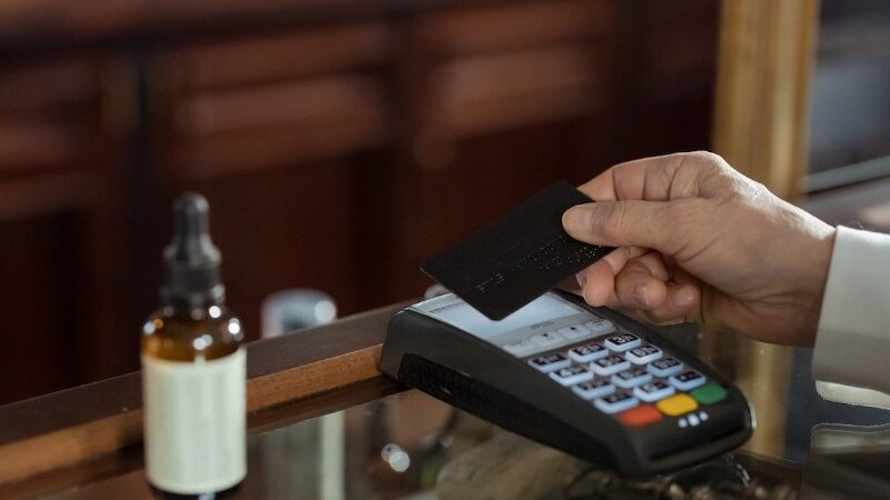 Apesar da facilidade de uso, cartão de crédito ou débito de aproximação requer atenção