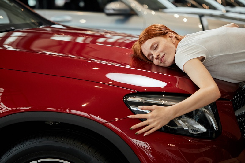 Pesquisa revela que mulheres trocam de carro mais rápido que homens