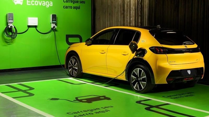 Peugeot oferece recarga sem custo para veículos elétricos