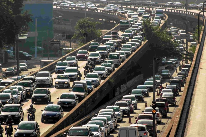 36% dos brasileiros de grandes cidades passam mais de 1 hora por dia no trânsito