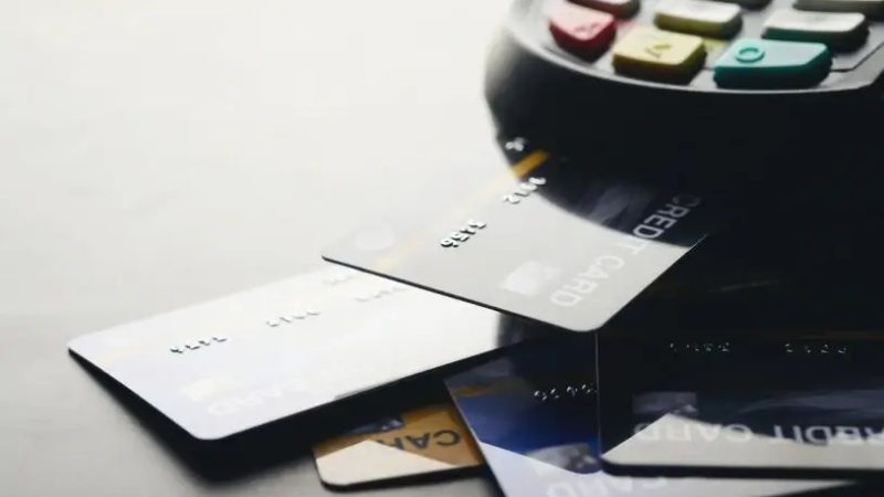 Ignorados pelos bancos, 4 em cada 10 pequenos negócios usam o cartão de crédito para financiar a empresa