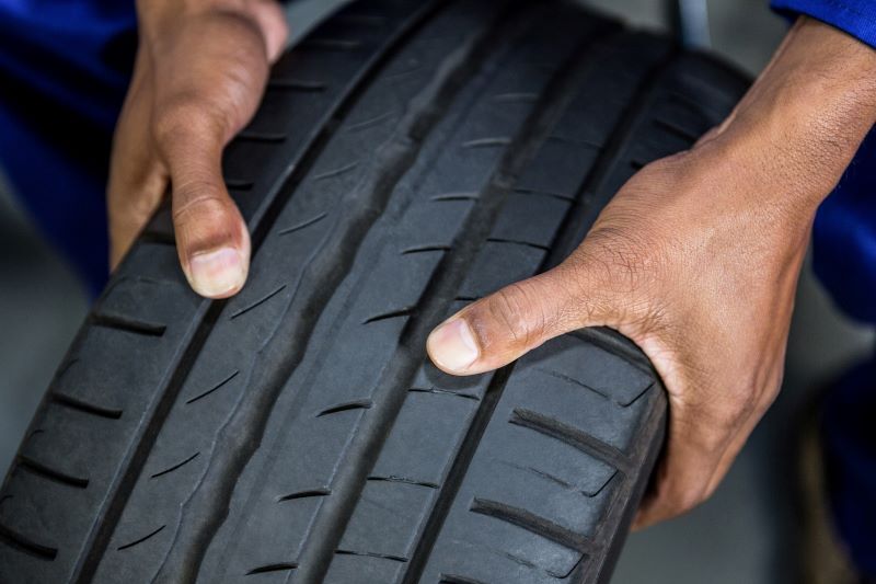 Especialista explica motivos do desgaste irregular dos pneus