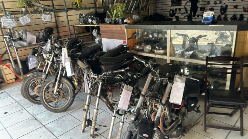 Apreensão de 28 mil peças ilegais de motos leva à prisão de três por receptação